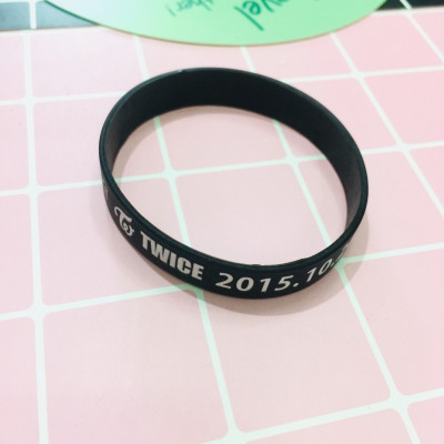 SET 2 VÒNG TAY. LẮC TAY CAO SU TWICE KPOP MÀU ĐEN TRẮNG 