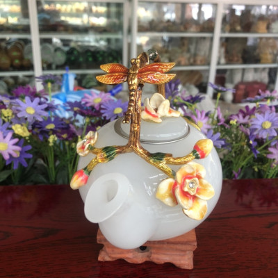 Bộ ấm trà chạm hoa và con chuồn chuồn với quai xách đá bạch ngọc