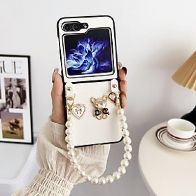 Ốp Lưng Da Cho Samsung Galaxy Z Flip 6 / Z Flip 5 Hình Chú Gấu Kèm Dây Ngọc Trai Ngắn - BUM STORE GALAXY CASE
