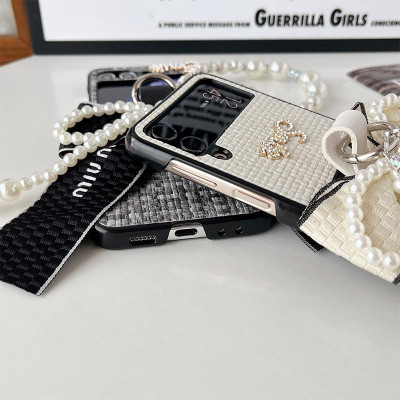 Ốp Lưng Cho Samsung Galaxy Z FLip 6 / Z Flip 5 / Z Flip 4 Smile Đính Đá Nơ To Bản Kèm Dây Ngọc Trai Cầm Tay Xinh Xắn