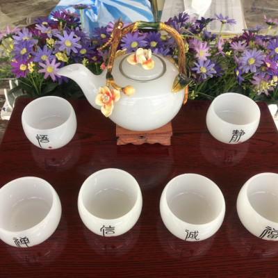 Bộ ấm trà chạm hoa và con chuồn chuồn với quai xách đá bạch ngọc