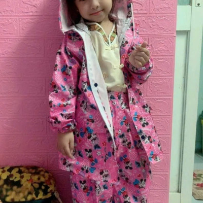 Áo mưa bộ cho trẻ từ 3  -  5 tuổi   , họa tiết hoạt hình dễ thương , vải dù cao cấp  ,siêu bền , chống thấm nước ,  có túi đựng xinh xắn ,giao màu ngẫu nhiên