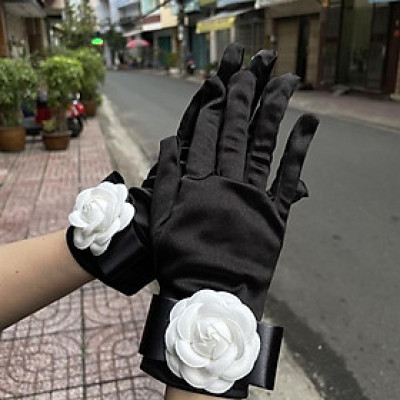 Găng tay đen đính hoa hồng trắng