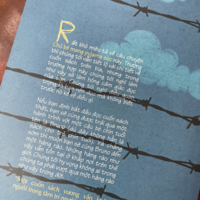 (Tái bản thay bìa) CHÚ BÉ MANG PYJAMA SỌC – John Boyne – Lê Nguyễn Lê dịch – Nhã Nam – NXB Hội Nhà Văn (bìa mềm)