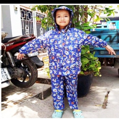 Áo mưa bộ  cho bé trai và  bé gái từ  3  -  10 tuổi , họa tiết hoạt hình dễ thương , vải dù  chống thấm , siêu bền  , có túi đựng xinh xắn , giao màu ngẫu nhiên
