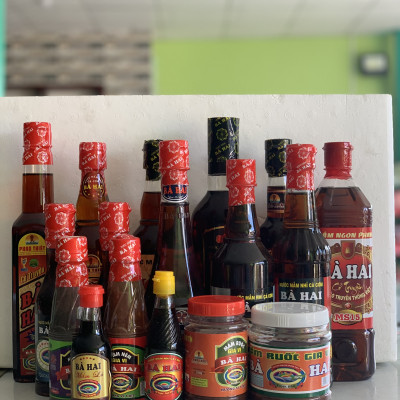 Lốc Chai Vuông Nhựa Tiết Kiệm Nước Mắm Cá Cơm Loại 1 Bà Hai ( 8 chai X 500ml ) 25 Độ Đạm