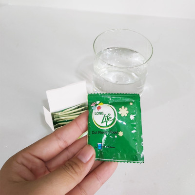 Set 50 gói Bột Dung Dịch Dưỡng Hoa LILY Longlife Nhập khẩu Israel giúp hoa Lily tươi lâu gấp 2 lần, cánh hoa đậm màu và 14 ngày không thay nước cắm hoa (1 gói 5gr pha được 0.5 lít nước) 