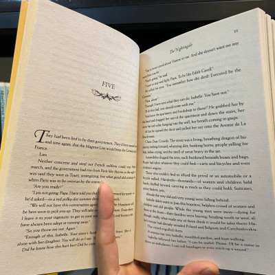 Sách - The Nightingale by Kristin Hannah / Historical Literature & Fiction / Tiểu thuyết tiếng Anh