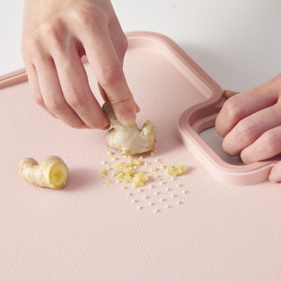 Thớt Chống Trượt Cao Cấp YOKO Chất Liệu Nhựa Nguyên Sinh An Toàn Cho Sức Khỏe - Hàng chính hãng ( Tặng kèm khăn lau tay PaKaSa) - Giao màu ngẫu nhiên