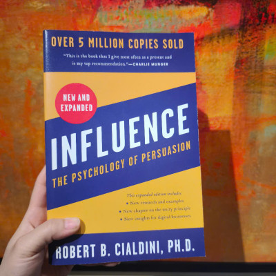 Sách - Influence, New and Expanded: The Psychology of Persuasion by Robert B Cialdini PhD/Business Culture›Motivation & Self-Improvement