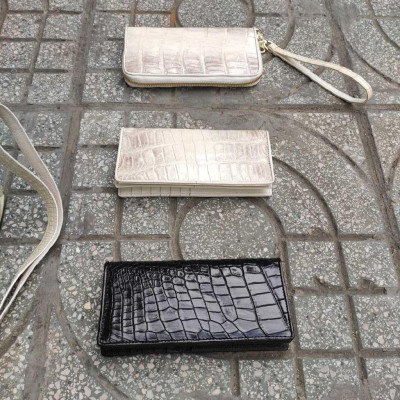 Cầm tay nam nữ thiết kế 1 Khóa nhỏ gọn Tiện dụng. Da bụng cá sấu Trắng bạch tạng!