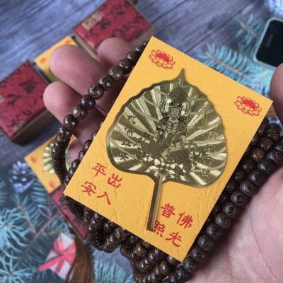 Vòng đeo tay trầm hương 108 hạt cho nam và nữ kèm lá bồ đề , trang sức phong thủy có hộp đựng bằng gấm cao cấp ,thu hút vận khí , tài lộc , may mắn đem đến sự bình an  ,giúp tinh thần sảng khoái , minh mẫn hơn có thể làm quà tặng rất ý nghĩa 
