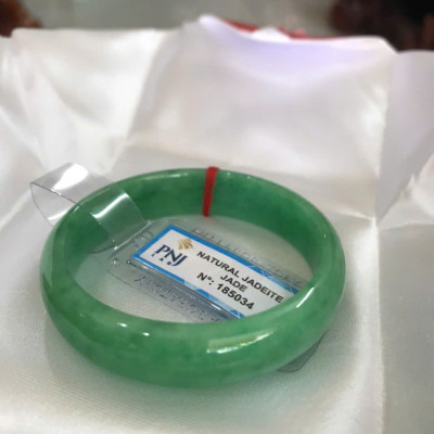 Vòng Tay Nữ Đá Ngọc Cẩm Thạch Tự Nhiên Bản Hẹ Sịn Đậu Lý Sao Ni 48mm Cao 12mm Dầy 6mm đã kiểm định kèm giấy chứng nhận P No 185034 Màu Xanh ngọc lý tươi bóng đều đẹp nữ tay nhỏ 35kg - 48kg ạ 