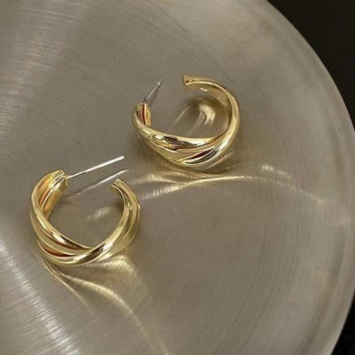 Bông tai nữ dáng cuộn tròn màu vàng nhiều vòng