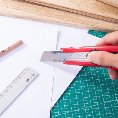 Dao rọc giấy đại Deli, Lưỡi dao SK5, đỏ - 1 cái WD10040