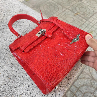 Túi xách da cá sấu có sử dụng khóa chìa!