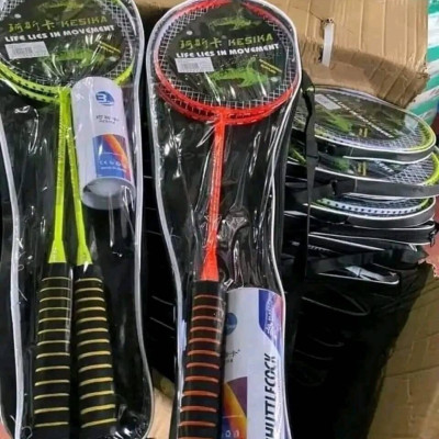 Bộ 2 vợt   đánh cầu lông hợp kim  kèm túi , tặng 3 quả cầu ,khung và cán được làm bằng chất liệu cao cấp siêu bền , tay cầm bằng gỗ lót nệm , giúp cầm nắm chắc chắn ,vận động tốt cho sức khỏe