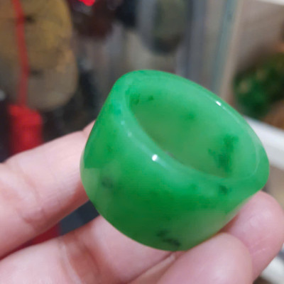 Nhẫn Càn Long Nam Xanh Ngọc Đẹp Ni TO 23mm x bản vuông cao 17mm x dầy 3mm Chất liệu Đá Cẩm Thạch Tự nhiên màu Xanh lá Hy Vọng Tươi quá đẹp chuẩn Hợp Nam mệnh Mộc Mệnh Hỏa đeo Ni 23mm lọt lòng ngón giữa ngón cái ạ