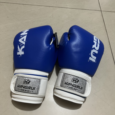 Găng tay đấm bốc - boxing KS332, bên trong đệm EVA cực dày, êm. Phần cổ tay sử dụng khóa dán cực chắc, đảm bảo khi sử dụng tập luyện võ thuật.