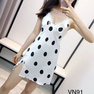 Váy ngủ lụa 2 dây chấm bi xẻ tà