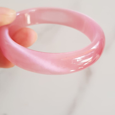 Vòng tay nữ đá mắt mèo hồng bản hẹ mới Ni 53mm x cao 13mm x dầy 7mm nữ 50kg - 57kg đeo màu hồng hồng nhẹ xinh tươi đẹp rẻ lắm chuẩn hợp nữ mệnh hỏa mệnh thổ ạ