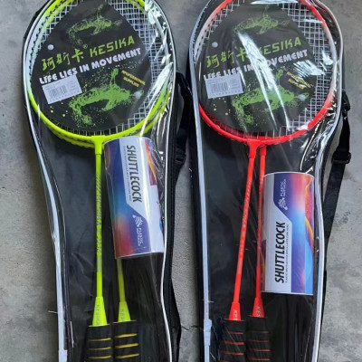 Bộ 2 vợt   đánh cầu lông hợp kim  kèm túi , tặng 3 quả cầu ,khung và cán được làm bằng chất liệu cao cấp siêu bền , tay cầm bằng gỗ lót nệm , giúp cầm nắm chắc chắn ,vận động tốt cho sức khỏe