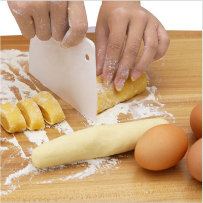 Dụng Cụ Cắt Và Vét Bột Làm Bánh Nhựa