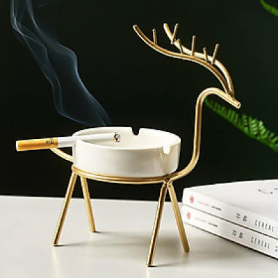 Gạt tàn thuốc bằng sứ, khung sắt đỡ uốn hoa văn hình hươu 