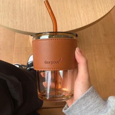 Cốc Thủy Tinh Bọc Da Có Nắp Kèm Ống Hút, Ly Thuỷ Tinh GorGous Bọc Da Sang Chảnh Chống Bỏng Pha Sữa Cafe 450ml Giao Màu Ngẫu Nhiên