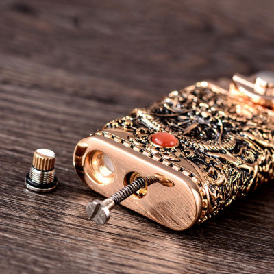 Vỏ Hột Quẹt Bật Lửa Xăng Đá Chief CF018-50 Khắc Hoa Văn Họa Tiết 3D Nổi, Đánh Đá Nhân Tạo Cao Cấp Đẹp Độc Lạ ( Màu Ngẫu Nhiên)