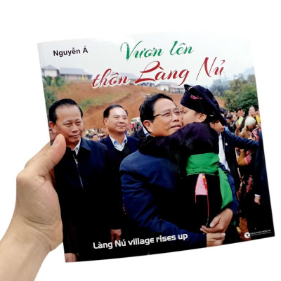 Sách - Vươn Lên Thôn Làng Nủ - Lang Nu Village Rises Up