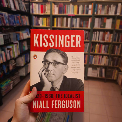 Sách - Kissinger: 1923-1968: The Idealist by Niall Ferguson - Biography /History /Nonfiction in English