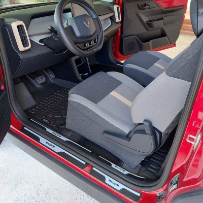 Miếng dán/ decal bảo vệ bậc cửa ô tô – Carbon loại dày – 4 miếng – Chống xước mép cửa cho xe VinFast VF3