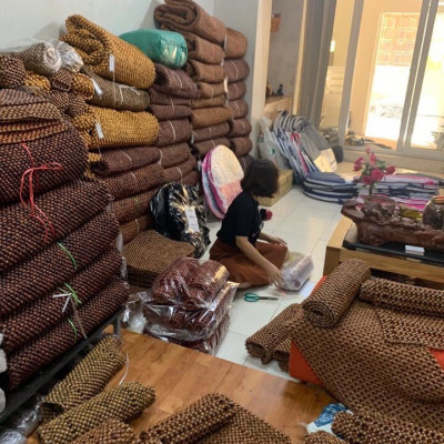 Đệm Lót Ghế Xe Ô Tô Hạt Gỗ Bách Xanh ( video , hình thật )