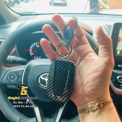 Ốp, bọc chìa khóa xe dành cho Toyota Corolla Cross nhựa ABS vân Carbon kèm móc đeo INOX