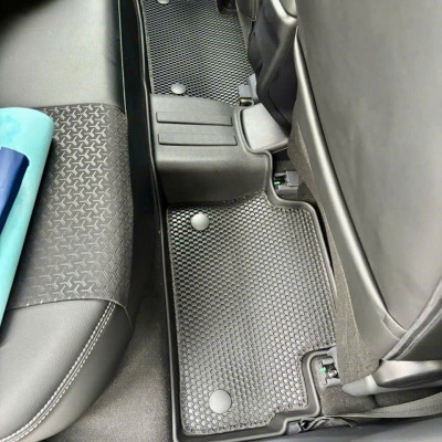 Thảm ô tô sd3 2 lớp dạng lưới lục giác Toyota Raize 2022-nay màu đen bề mặt cao su siêu sạch - Nhãn hiệu Macsim