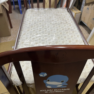 GIƯỜNG CŨI BẰNG GỖ CHO BÉ CÓ BÁNH XE KU6023 - KUKUDUCKBILL ( KÈM NỆM )