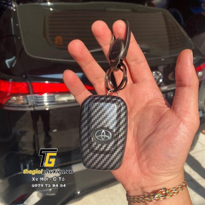 Ốp, bọc chìa khóa xe dành cho Toyota Corolla Cross nhựa ABS vân Carbon kèm móc đeo INOX