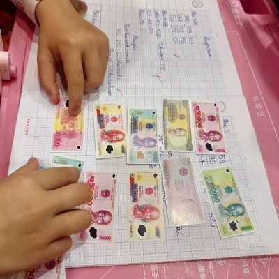 Bộ 50 Thẻ Sưu Tập Bộ Thẻ Tiền Cho Bé Đi Học Mầm Non Học Sinh Tiểu Học Thẻ bài Bộ thẻ số chất liệu giấy cứng, giúp trẻ làm quen, nhận biết, tập tính toán, tập mua sắm, chơi đồ hàng, chơi game, trang trí bánh sinh nhật