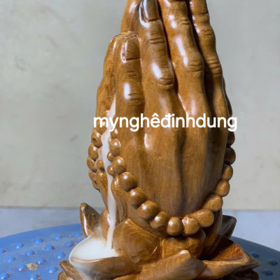 Chắp tay niệm phật bằng gỗ  bách xanh thơm nức cao 15x8x8cm 