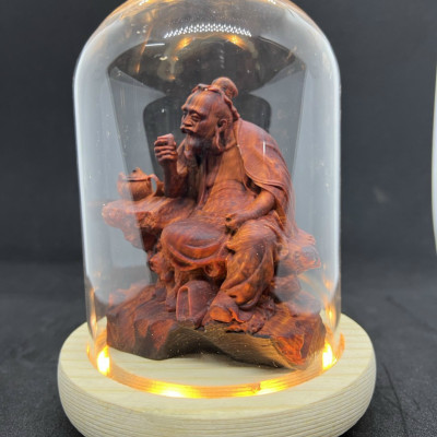 Combo Tượng ông thần trà bằng gỗ trắc đỏ đen kt 10×9×5,5cm + thêm chân đế và lồng kính đủ bộ  