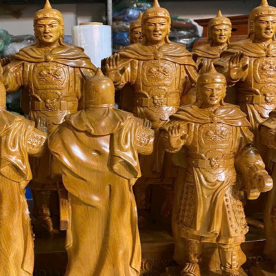 Tượng vua Quang Trung bằng gỗ bách xanh thơm nức cao 40x13x11cm 