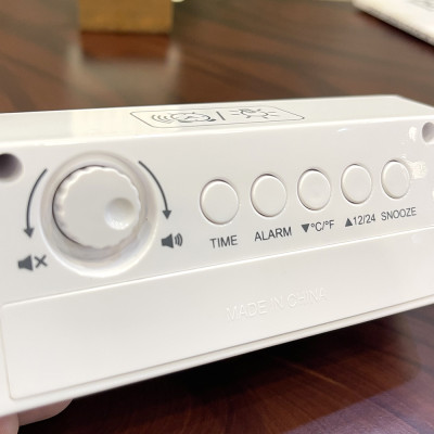 Đồng hồ để bàn báo thức Rhythm LCT107NR03 – KT 14.8 x 5.7 x 4.7cm / 132g. Vỏ nhựa. Dùng Pin