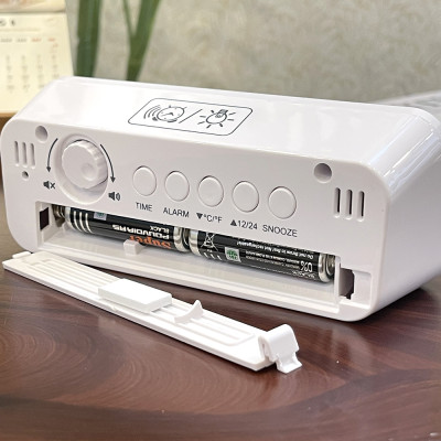 Đồng hồ để bàn báo thức Rhythm LCT107NR03 – KT 14.8 x 5.7 x 4.7cm / 132g. Vỏ nhựa. Dùng Pin