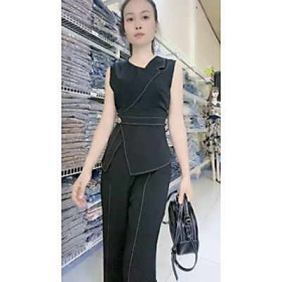 Set 2 món gồm quần và áo cổ nửa vest sang xinh cá tính.