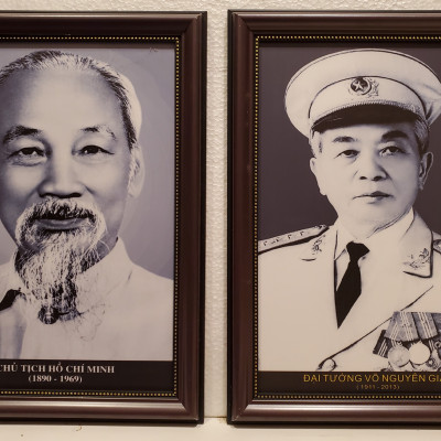 Cặp ảnh đen trắng chân dung Chủ tịch HỒ CHÍ MINH & ĐẠI TƯỚNG VÕ NGUYÊN GIÁP