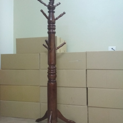 Cây treo đồ bằng gỗ đậm màu 