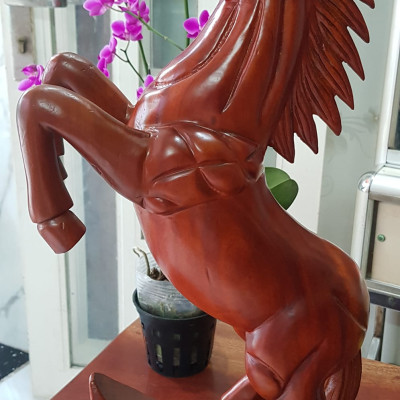 Tượng Ngựa Gỗ mỹ nghệ gỗ Gõ màu đỏ size cao 60cm x ngang 30cm x Sâu 12,5cm Ý nghĩa trưng ngựa biểu tượng sự thành công trưng phòng khách , bàn làm việc to quà biếu tặng tân gia, quà tặng Sếp, quà tặng người thân ý nghĩa ạ