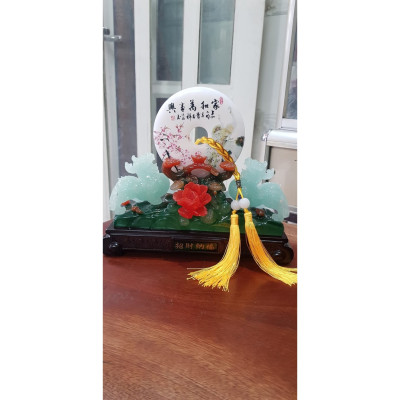 Tượng Đồng Tiền ngọc bội Trắng Tài Lộc Đẹp Size Nhỏ Vừa Dài 28cm x Cao 24cm x Sâu 9cm có Hình Cặp Chim Cong Hoa Đào đẹp Tài Lộc bên Cặp Tỳ Hưu Xanh Ngọc nhẹ đẹp sang Hút Tài Lộc có Như Ý thỏi vàng đế gỗ hoa đẹp quá biểu tượng sự cao quý ạ