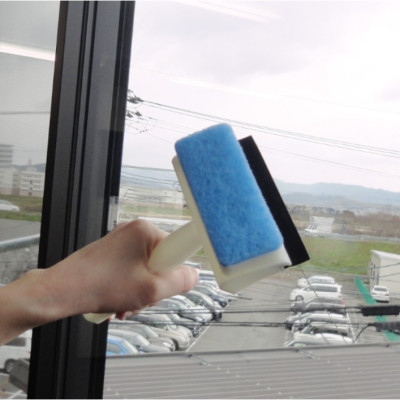 Combo 01 Bàn chải chà cửa kính, tường gạch men nhà tắm Kokubo có móc treo tiện dụng + 01 Găng tay cao su gia dụng - Nội địa Nhật Bản